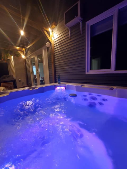 Charming Kelowna Haven with Hot Tub, Parking, Pet-Friendly Bliss House in Kelowna