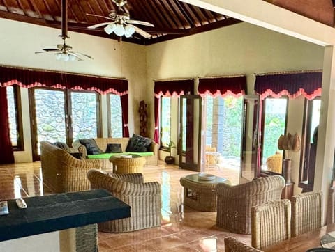 Superb family friendly villa with pool and only 500 metres from beach Villa in Batu Layar