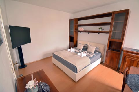 Bed, TV and multimedia, Photo of the whole room, Bedroom, towels