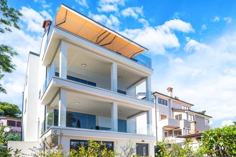 Property building, Day, Balcony/Terrace