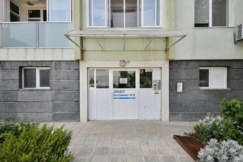 Property building, Facade/entrance, Day