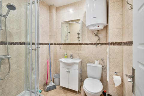 Shower, Toilet, Bathroom, towels