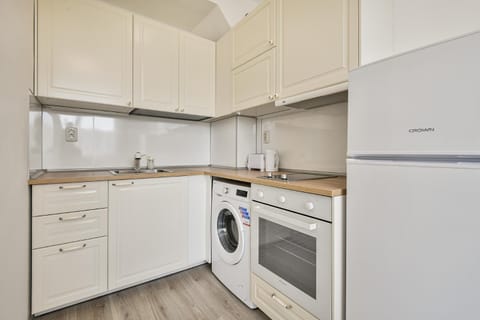 Kitchen or kitchenette, pet friendly, stove, washing machine