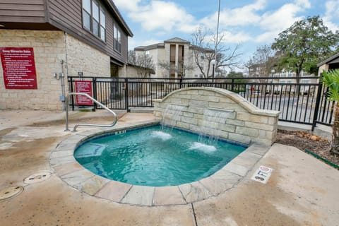 Luxurious Riverfront Condo Just 1 Blk to Schlitterbahn! House in New Braunfels