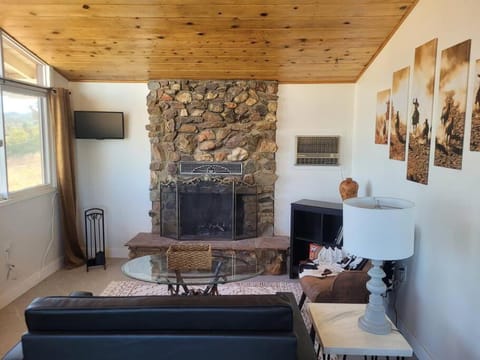 Modern Cowboy Retreat Maison in Yucca Valley