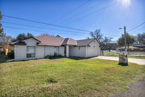 Lakefront Paradise with Firepit Haus in Marble Falls