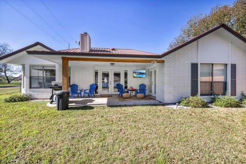 Lakefront Paradise with Firepit Maison in Marble Falls