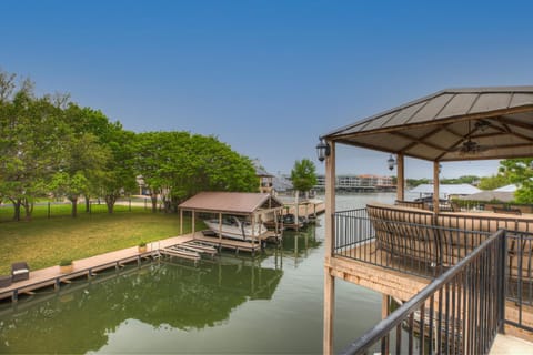 Stunning Luxury Lake Home with Waterfront & Dock! Haus in Lake Lyndon B Johnson