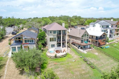 Luxury Lakefront Home-Private Dock - Dipping Pool! Casa in Lake Travis