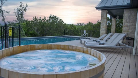 Spicewood Lodge w/Pool, HotTub House in Lake Travis