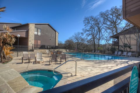 Luxury Riverfront Condo 1 BLK to Schlitterbahn! House in New Braunfels