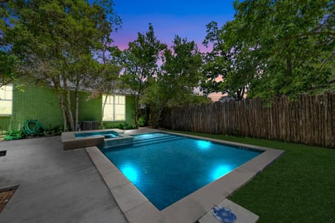 Clover Haus 2 Blks to Main St with Pool and Spa! Casa in Fredericksburg