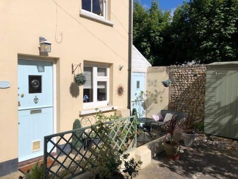 Mews Cottage in Private Seafront Estate House in Bognor Regis