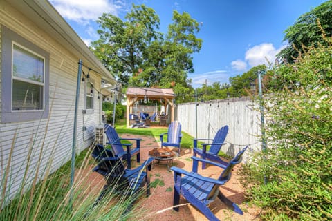 Luxury Combo Walk to Main with Hot Tub-Firepit Maison in Fredericksburg
