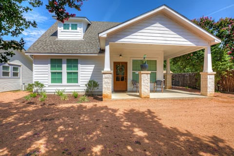 Luxury Combo Walk to Main with Hot Tub-Firepit House in Fredericksburg