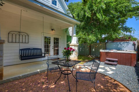 Luxury Combo Walk to Main with Hot Tub-Firepit Haus in Fredericksburg