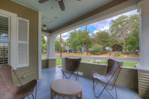 Heart of Fredericksburg with Pool Hot-Tub&Grill House in Fredericksburg