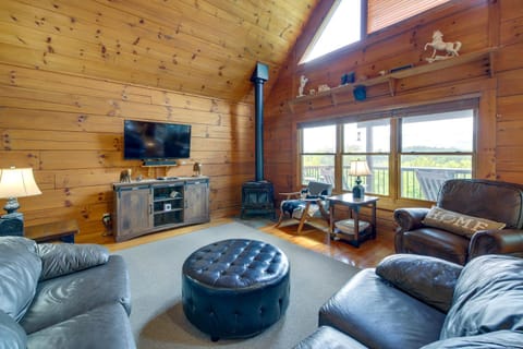 Sevierville Cabin with Hot Tub and Mountain-View Deck House in Sevierville