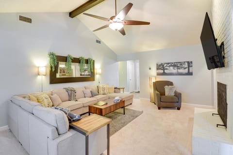 Chic Lewisville Getaway with Private Pool and Hot Tub! Casa in Lewisville