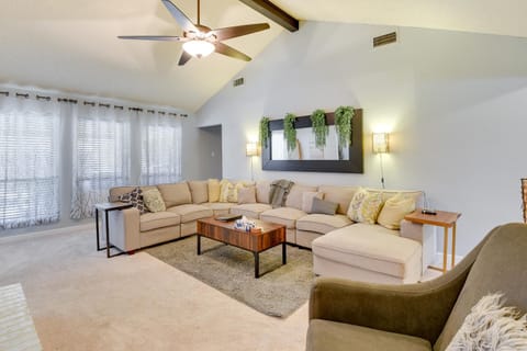 Chic Lewisville Getaway with Private Pool and Hot Tub! Casa in Lewisville
