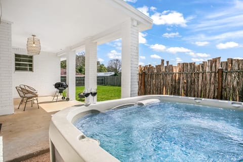 A Crystal Place Hot Tub and Fire pit 1 Blk off Main St House in Fredericksburg