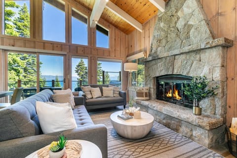 Luxe Tahoe City Cabin with Lake Views and Beach Access Casa in Tahoe City