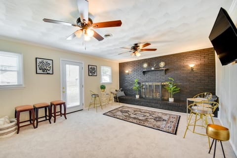 Charming Hampton Home with Fireplace, Deck and Grill! House in Hampton