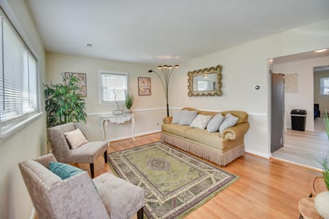 Charming Hampton Home with Fireplace, Deck and Grill! Maison in Hampton