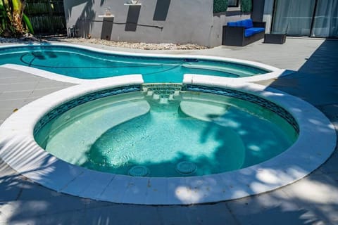 Heated Pool Tropical Backyard 3 Bedrooms, 12 min to the Ocean Chalet in North Miami Beach