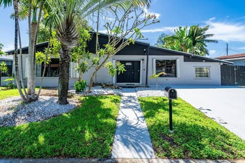 Heated Pool Tropical Backyard 3 Bedrooms, 12 min to the Ocean Chalet in North Miami Beach