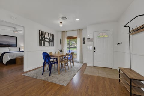 Elegant and Stylish Glenmoor Abode - 5 min to Town House in Fredericksburg