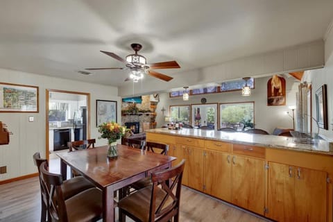 Seating area, Dining area