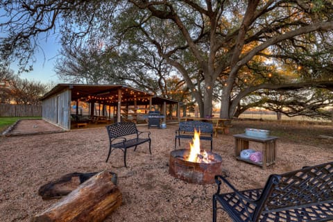 Willies House with Country Views - Shared Party Barn Casa in Fredericksburg