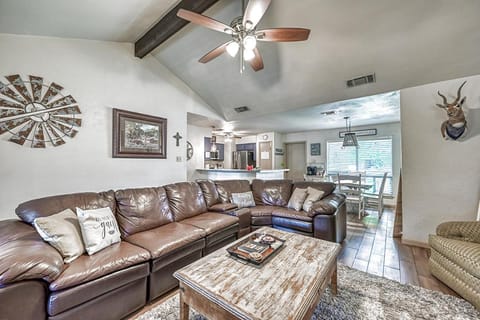 Kerrville Hidden Gem with Firepit and Grill - Great Location Maison in Kerrville