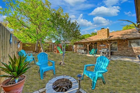 Kerrville Hidden Gem with Firepit and Grill - Great Location House in Kerrville