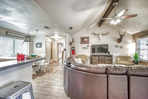 Kerrville Hidden Gem with Firepit and Grill - Great Location House in Kerrville