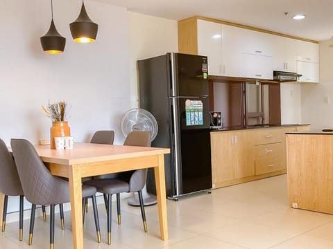 Kitchen or kitchenette, Dining area, minibar