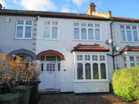 Cheerful well presented 3 Bedroom period house House in London Borough of Southwark