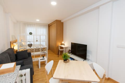 Communal lounge/ TV room, TV and multimedia, Living room, Seating area, Dining area