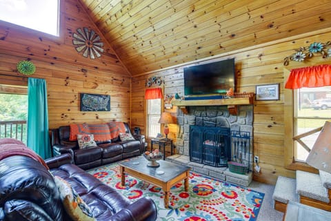 Sevierville Cabin with Deck, Pool and Lake Access! House in Douglas Lake