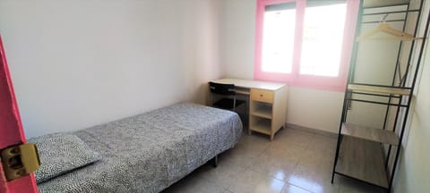 Beautiful private and exterior double room. Condominio in L'Hospitalet de Llobregat
