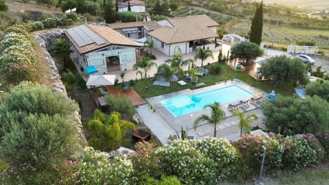 Property building, Day, Natural landscape, Bird's eye view, Garden, Garden view, Pool view, Swimming pool, sunbed