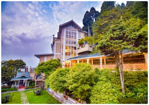Cedar Inn Hotel in Darjeeling