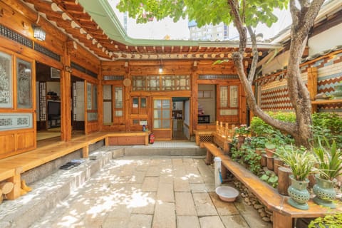 Dongmyo Hanok Sihwadang - Private Korean Style House in the City Center with a Beautiful Garden Bed and Breakfast in Seoul