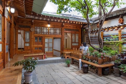 Dongmyo Hanok Sihwadang - Private Korean Style House in the City Center with a Beautiful Garden Bed and Breakfast in Seoul