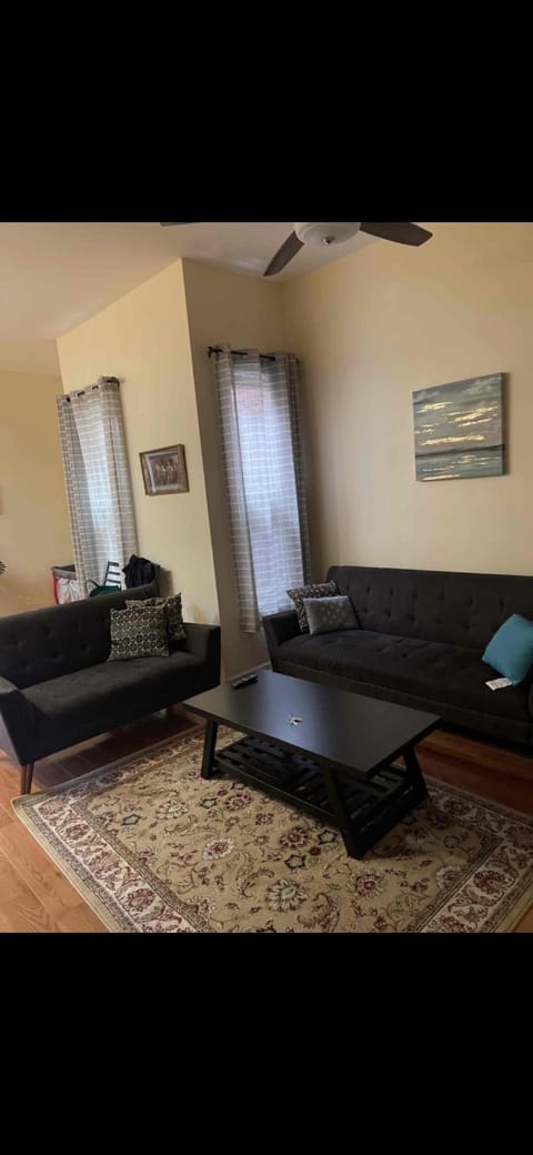 2 Spacious Apartments Oasis to choose from 20 Min from Manhattan in a Quiet Neighborhood Condominio in Astoria