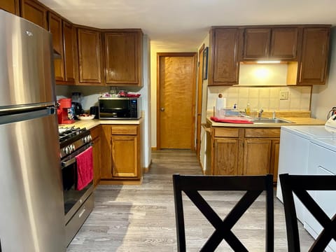 Convenient 2BR/3BD pet friendly Apartment with private entrance Condo in Chicopee