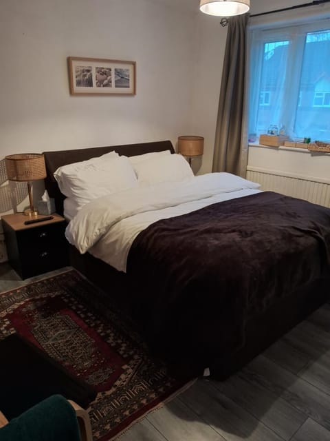 4 mereside walk Bed and Breakfast in Salford