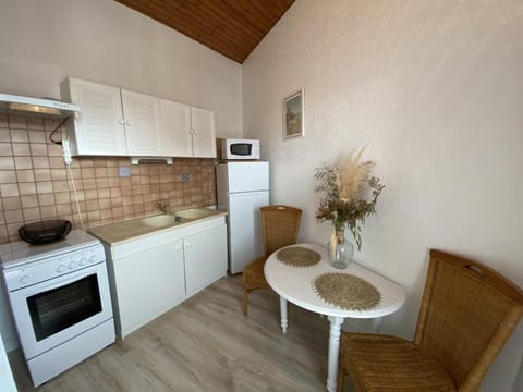 Appartement cosy à Fouras: 1 chambre, proche commerces et plages, Wifi, TV, cuisine équipée - FR-1-709-70 Apartment in Fouras