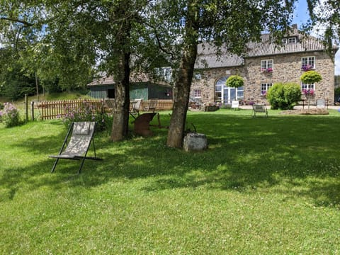 Property building, Spring, Day, Natural landscape, Garden, Garden view, sunbed